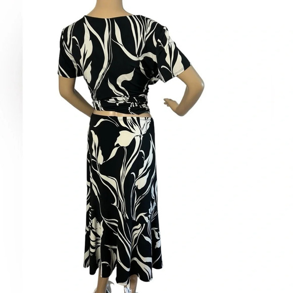 skirt & blouse,matching,ruffle,stretchy, artsy,large floral,quality,timeless.EC - Picture 5 of 10